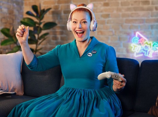 Frau mit Controller bewirbt Cashback für Mitglieder-Plus